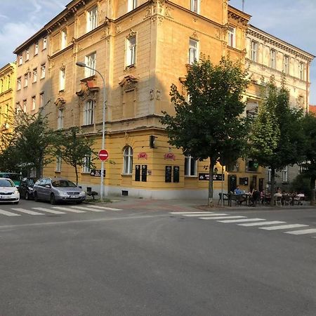Apatrhostel Brno Esterno foto